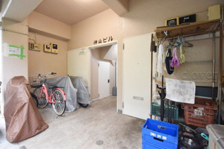 【エントランス】 | お客様を、そして住人を出迎えてくれるマンションのエントランス。ゴミが落ちていないことからも、管理状態の良さや住民の節度の高さが見て取れます。～即日のご見学可能～　お問合せはお気軽にどうぞ。
