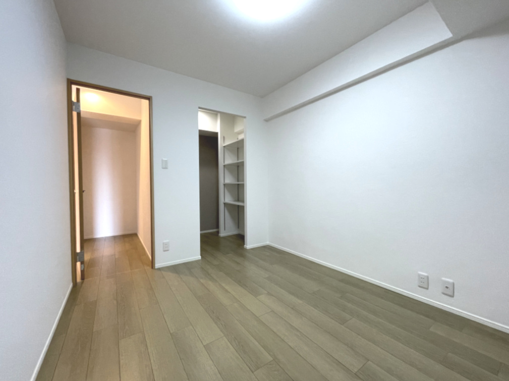 みゆきパークマンションA棟の洋室|洋室約5.5帖はウォークインクローゼット付き。布団やキャリーケースなどが片付き安心です。