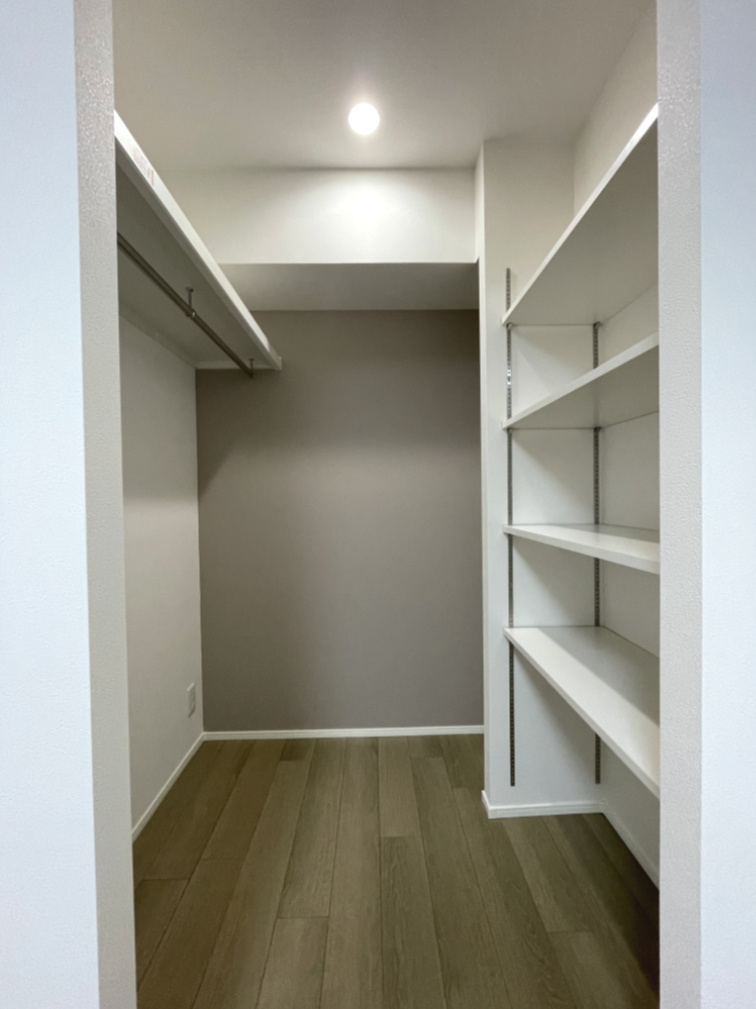 みゆきパークマンションA棟の収納|整然と収納できる可動棚付きのＷＩＣ。お洒落心を高めてくれるアクセントクロスが施されています。