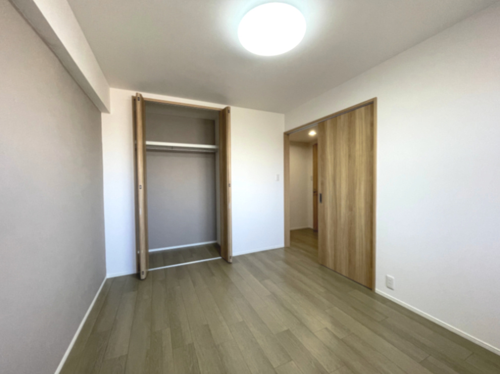 みゆきパークマンションA棟の洋室|洋室約6帖はデッドスペースをうまない引き戸のため空間の有効活用ができ、フラット床で掃除もスムーズです