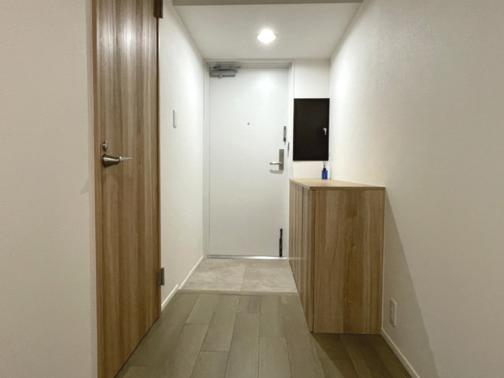 みゆきパークマンションA棟の玄関|玄関は建具と統一した下足入れを完備、上部に小物を置いたり装飾ができるカウンタータイプです。