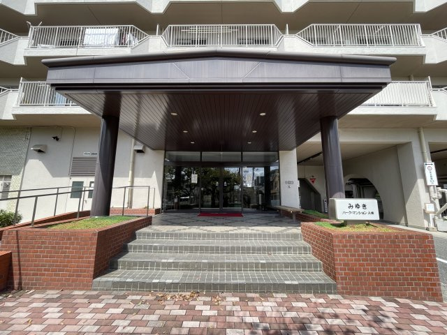 みゆきパークマンションA棟のエントランス|「県立広島病院」まで徒歩4分。大きな病院も近くにあり、いざという時や徒歩生活にも安心の環境です。