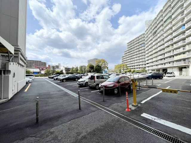 みゆきパークマンションA棟の駐車場|敷地内平面駐車場：空き無し（月額12000円～13000円）　来客用に一時車寄せがあります。