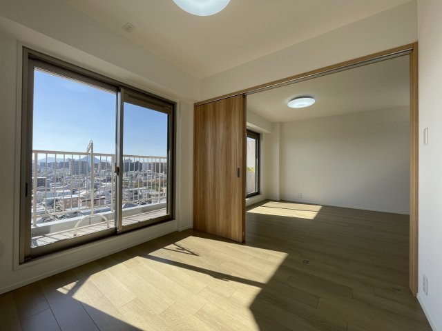 みゆきパークマンションA棟の居間・リビング|眺望が広がる13階の一邸、リフォーム完成しました！リビングと洋室が床続きでさらに開放的に過ごせます！