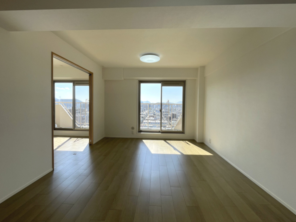 みゆきパークマンションA棟の居間・リビング|陽当たり・通風良好です！バルコニー・隣の洋室へと視線の抜けで奥行を感じられる魅力的な団欒空間です！