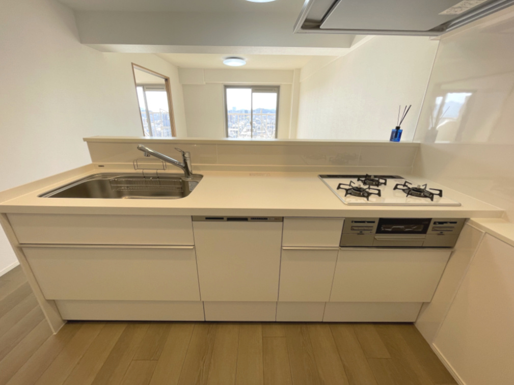 みゆきパークマンションA棟のキッチン|食洗乾燥機・シャワー水栓・グリル付きガス。作業台に立ち上がりがありLDへの視覚的ノイズを軽減できます