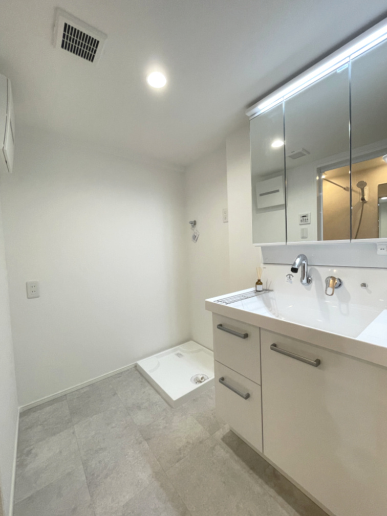 みゆきパークマンションA棟の洗面所|水切りスペース・シャワー付き・三面鏡裏収納付きの機能的な洗面化粧台に交換済！すっきり清潔感があります