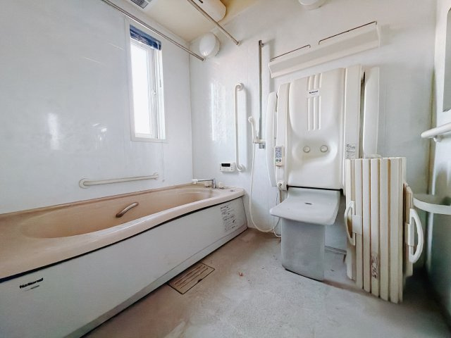 【中古戸建】前橋市三俣町1丁目の浴室|■浴室｜足を伸ばしてゆったりと入浴ができる1坪タイプのバスルームです♪備え付けの棚には家族一人一人のシャンプーを分けて置くことができます♪バスルームをいつもすっきりと使えますね♪