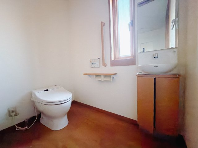 【中古戸建】前橋市三俣町1丁目のトイレ|■トイレ｜窓付きのトイレになっています♪