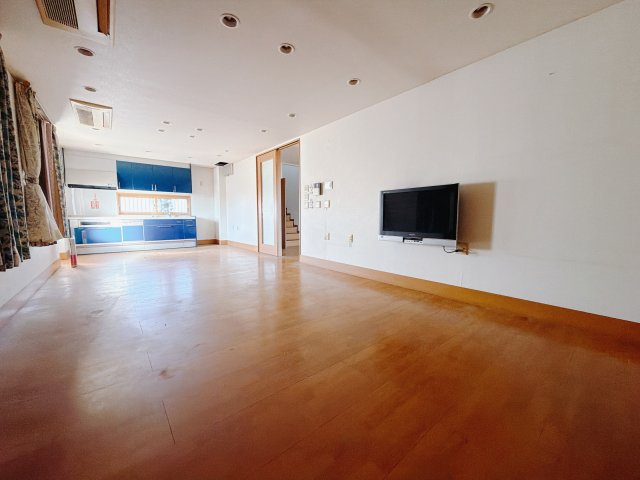 【中古戸建】前橋市三俣町1丁目の居間・リビング|■リビング｜時の流れと共に陽射しは装いを変え空間に新たな彩りを与えます。一日中家に居ても飽きることなく過ごすことができる素敵な空間です♪