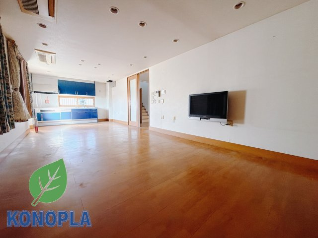 【中古戸建】前橋市三俣町1丁目の居間・リビング|■リビング｜時の流れと共に陽射しは装いを変え空間に新たな彩りを与えます。一日中家に居ても飽きることなく過ごすことができる素敵な空間です♪