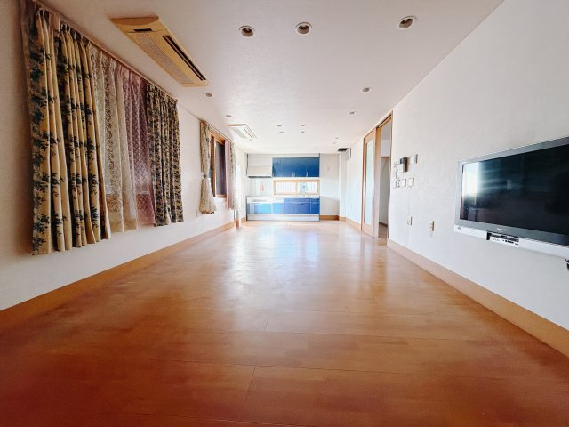 【中古戸建】前橋市三俣町1丁目の居間・リビング|■リビング｜陽当たり良好のリビングダイニング♪賃貸では叶わなかった、お友達とのホームパーティや大音量で映画やテレビを楽しむことができます(*^^*)