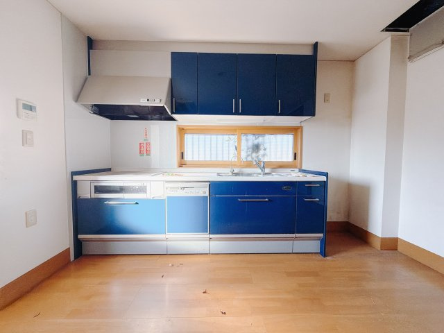 【中古戸建】前橋市三俣町1丁目のキッチン|■キッチン｜ワークトップの幅が広く、お子様といっしょにお料理をつくったり、ちょっとしたパーティーも楽しめます。フラットなのでお掃除がしやすいのもポイントです♪