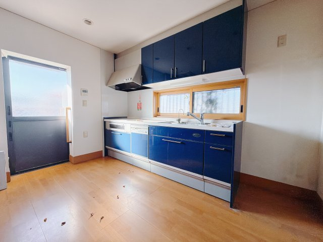 【中古戸建】前橋市三俣町1丁目のキッチン|■キッチン｜ワークトップ下には、圧力鍋やパスタ鍋などのかさばる調理器具もラクラク収納可能なスライド収納！ものが溢れがちなキッチン回りもスッキリきれいに管理ができます♪