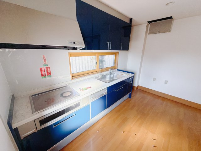 【中古戸建】前橋市三俣町1丁目のキッチン|■キッチン｜大きなお鍋や調理用具のも出し入れラクラクな収納がたっぷり！毎日使う場所だからこそ、無理のない姿勢で作業できるのは嬉しいポイントですね(*＾＾*)♪