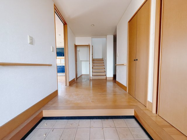 【中古戸建】前橋市三俣町1丁目の玄関|■玄関｜毎日の「いってらっしゃい」や「お帰りなさい」を大切なご家族と過ごす玄関は〈使いやすさ〉を追求しております。玄関横の物入は急な来客時でもさっとお片付けできるスペースを確保しています。