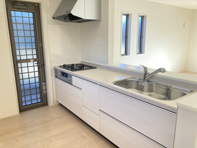 リーブルガーデンS富岡市下高瀬第１　6号棟のキッチン|人気のカウンターキッチン採用です☆
コンロも３口ご用意しています！調理スペースも広くストレスなくお料理できます。
浄水器つきなので美味しいお水も飲めますよ♪