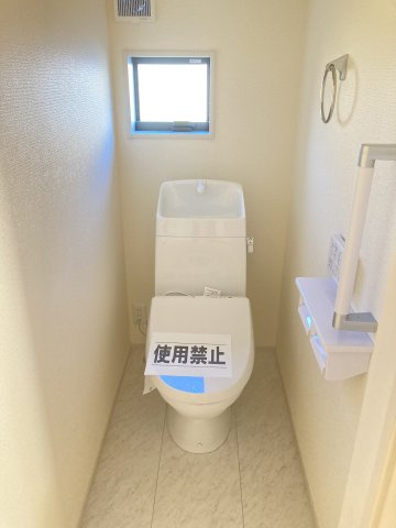 リーブルガーデンS富岡市下高瀬第１　6号棟のトイレ|1階トイレです。清潔感のある白を基調としています。
温水洗浄・便座暖房機能の付いた快適なトイレです☆