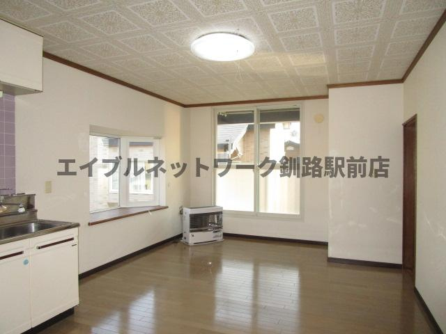 米町2丁目2世帯貸家の居間・リビング