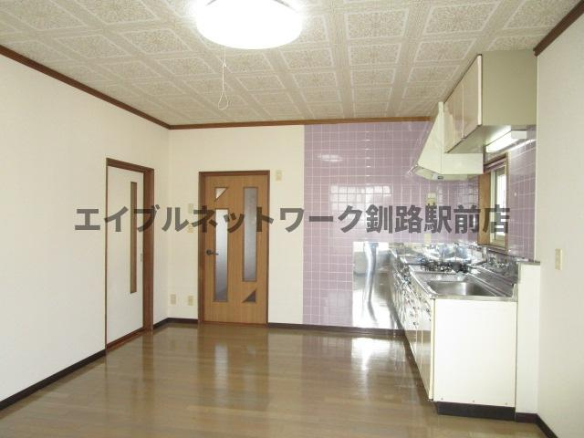 米町2丁目2世帯貸家の居間・リビング
