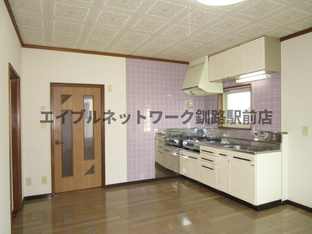 米町2丁目2世帯貸家の居間・リビング
