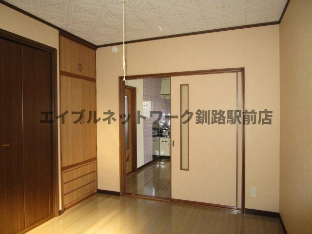 米町2丁目2世帯貸家の洋室