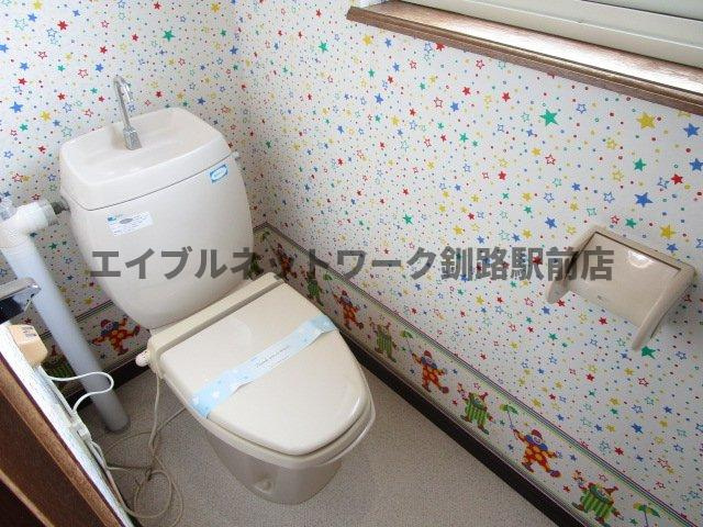 米町2丁目2世帯貸家のトイレ