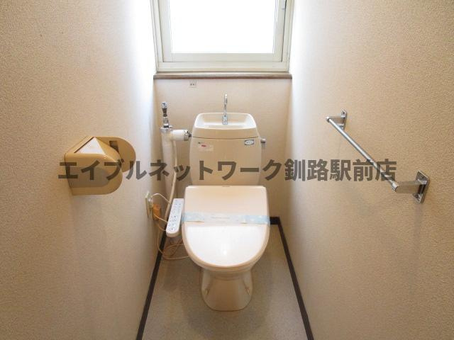 米町2丁目2世帯貸家のトイレ