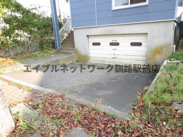米町2丁目2世帯貸家の駐車場