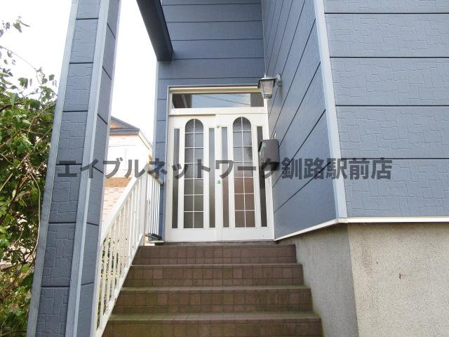 米町2丁目2世帯貸家のエントランス