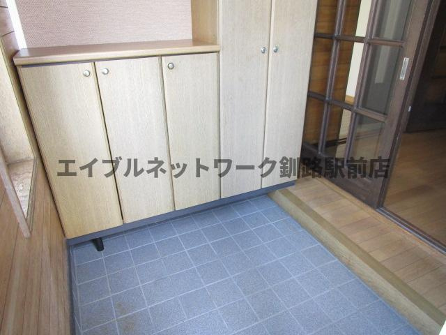 米町2丁目2世帯貸家の玄関