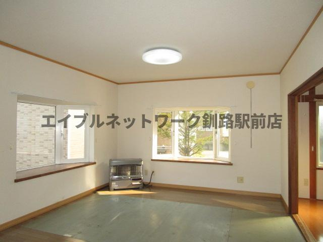 米町2丁目2世帯貸家の居間・リビング