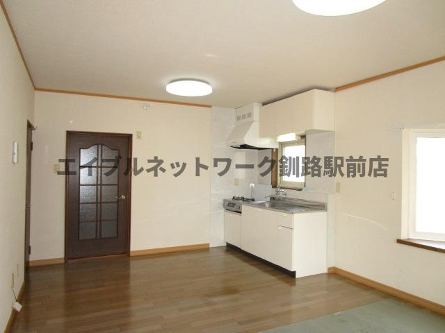 米町2丁目2世帯貸家の居間・リビング