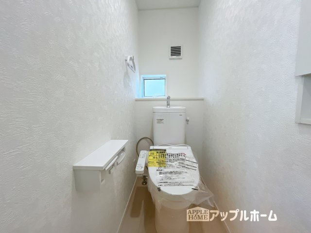 【新築戸建】深谷市武蔵野第2 全3棟のトイレ|温水洗浄器付き便座を標準装備してます♪窓付きで明るく、快適空間となっております。毎日使う場所だからこその配慮です。