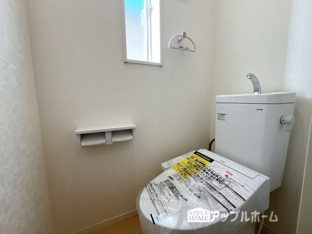 【新築戸建】深谷市武蔵野第2 全3棟のトイレ|温水洗浄器付き便座を標準装備してます♪窓付きで明るく、快適空間となっております。毎日使う場所だからこその配慮です。