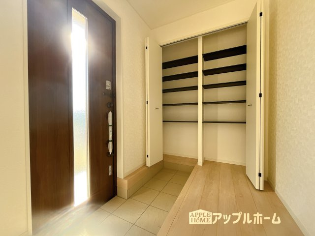 【新築戸建】深谷市武蔵野第2 全3棟の玄関|ガラススリットの入った玄関ドアは室内に光を届けてくれる大事な存在です。