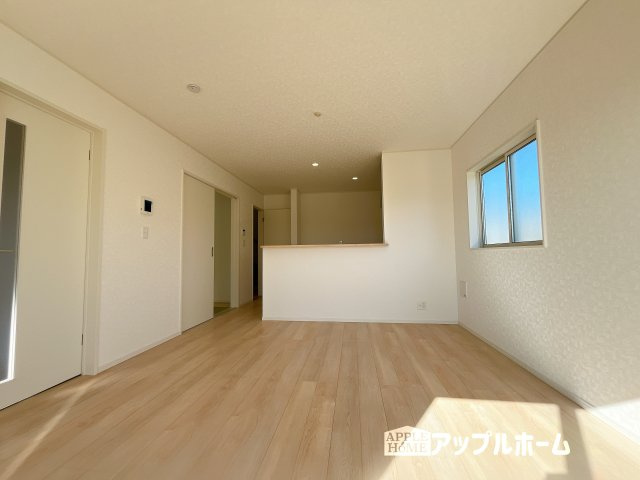 【新築戸建】深谷市武蔵野第2 全3棟の居間・リビング|窓から差し込む光で家族を温かく包み込みます。明るいリビングで子育てする喜びを☆いつでも見学可能です！