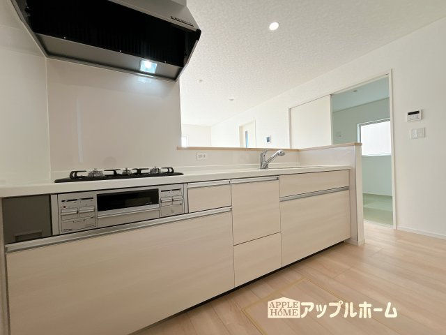 【新築戸建】深谷市武蔵野第2 全3棟のキッチン|対面式キッチンは、家族のコミュニケーションを育み、子育て家族にも好適なプラン！リビングで寛ぐご家族をいつも感じられます♪会話を楽しみながら家事ができ、小さいお子様がいても安心です！