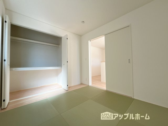 【新築戸建】深谷市武蔵野第2 全3棟の和室|広々とした居住空間は日々の暮らしを彩り、心のやすらぎと満足感を与えてくれます。通風と採光を考慮した設計は子供たちはのびのび育ち、家族でくつろぎと団らんを生み出します。