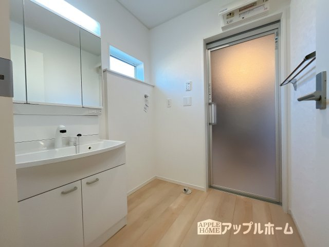 【新築戸建】深谷市武蔵野第2 全3棟の洗面所|ゆとりの洗面スペースで朝の身支度も快適スムーズに。３面鏡で髪のセットやお化粧もストレスなくこなせ、朝から気分良く通勤通学に向かえそうですね！鏡の裏にはたっぷりと収納スペースを標準装備