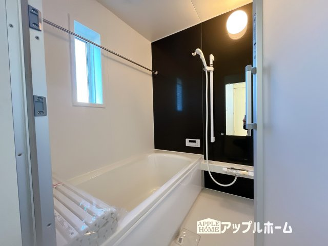 【新築戸建】深谷市武蔵野第2 全3棟の浴室|窓付きのバスルームは、採光もあり明るく気持ちの良い空間です。窓があることで、換気環境も良好。掃除もスムーズに出来ます