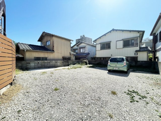 下助任HOUSEの駐車場