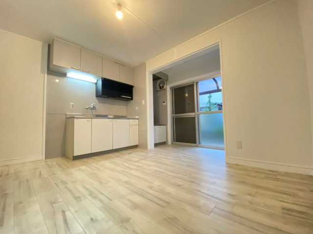 松塚テラスハウスの居間・リビング|使いやすい居間です