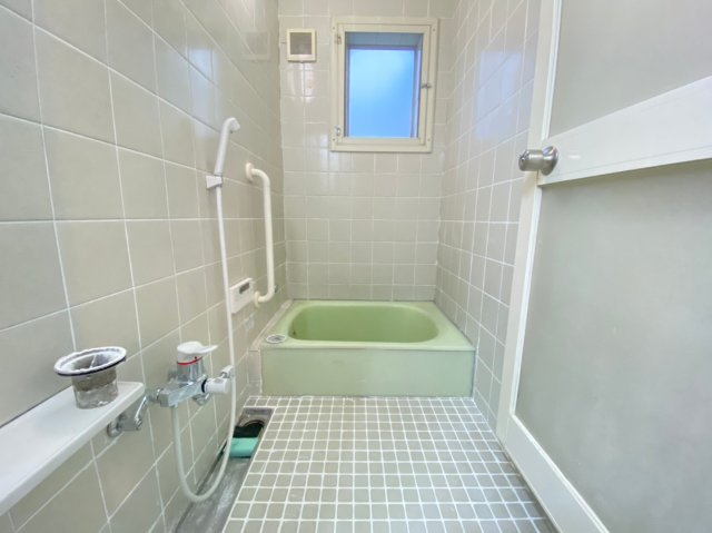 松塚テラスハウスの浴室|ゆったり過ごせるお風呂です