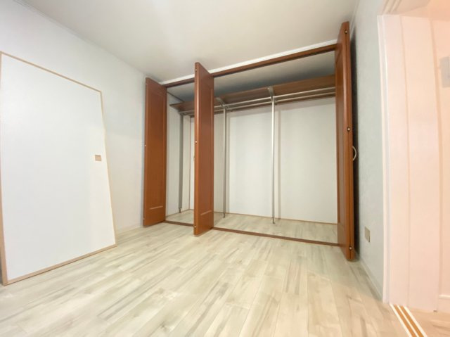 松塚テラスハウスの寝室|明るい洋室です