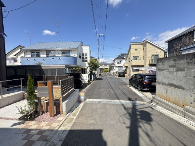 東村山市秋津町4丁目・全7棟　新築一戸建　1号棟の前面道路含む現地写真