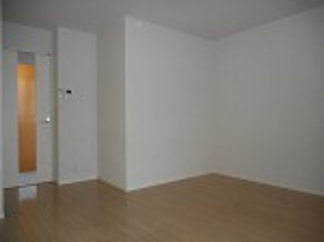 アスリュクス宮前平の寝室|明るい日差しが注ぎ込む洋室