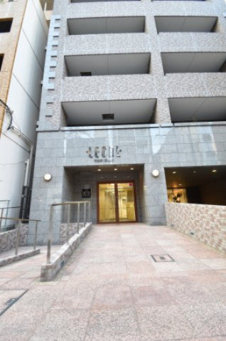 リーガル南船場Ⅱのエントランス|◆爽やかな青空の下に贅沢なほどに降り注ぐ陽光、豊かな居住性と、クオリティが見事に調和した住空間は、住まうことの喜びを感じさせてくれます♪
