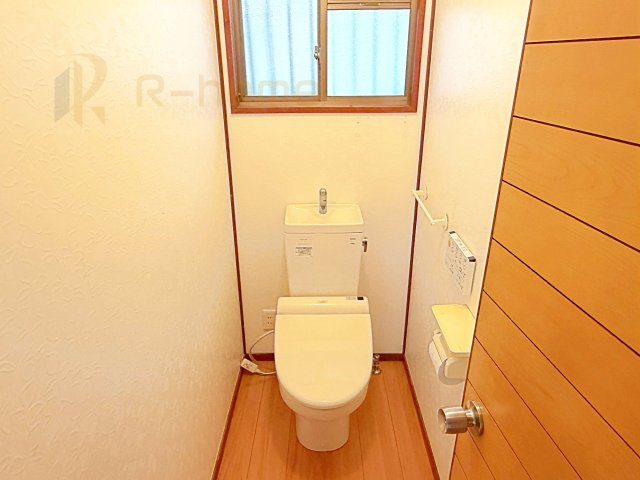 流山市駒木台　中古戸建のトイレ|小窓が付いた明るいトイレ♪
温水洗浄便座付きです。