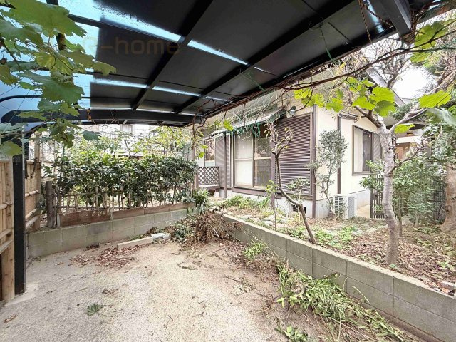 流山市駒木台　中古戸建の駐車場|紫外線や雨風から車を守るカーポート付き♪

